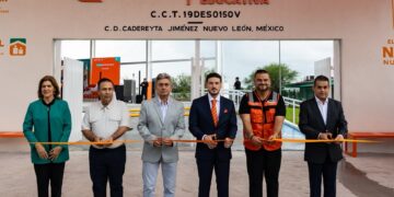 Entregan secundaria y kits escolares en Cadereyta