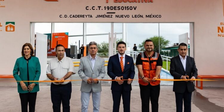 Entregan secundaria y kits escolares en Cadereyta