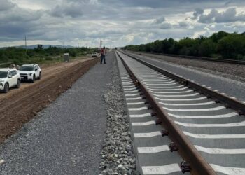 Supervisan obras del tren de pasajeros en Nuevo León