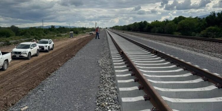 Supervisan obras del tren de pasajeros en Nuevo León