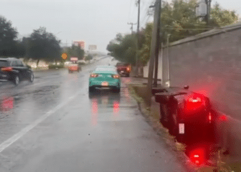 Lluvias atrapan a regios en las calles