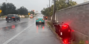 Lluvias atrapan a regios en las calles